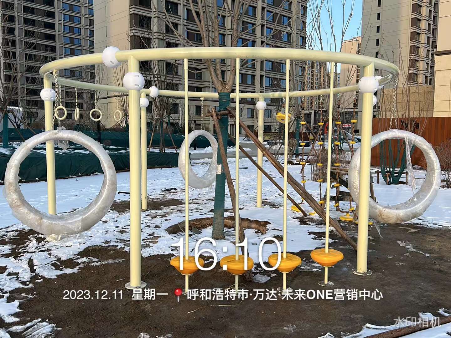 于樂網紅秋千發(fā)光秋千設備